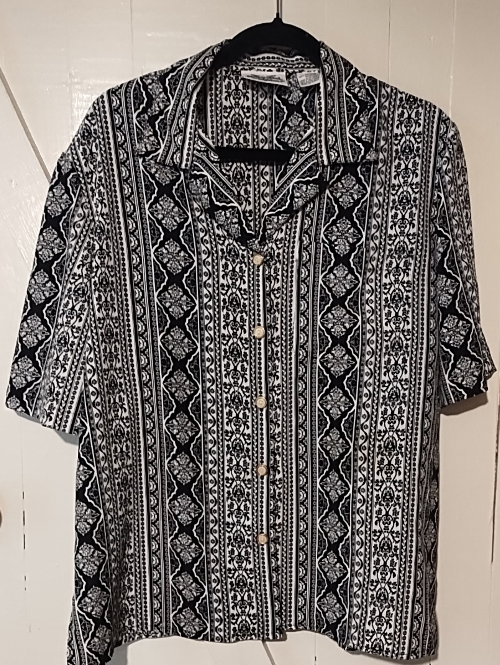 Black & White Patterned Short-Sleeve Button Shirt Unisex Medium NWOT.